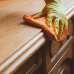 Esto es lo que más daño causa a tus muebles de madera y seguro lo haces a diario